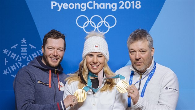 Momentka z tiskov konference dvojnsobn olympijsk vtzky Ester Ledeck - vlevo je snowboardov trenr Justin Reiter, vpravo pak ten lyask Tom Bank.