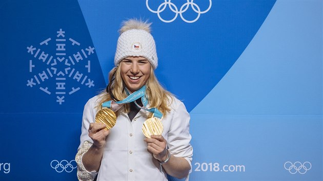 Dvojnsobn olympijsk vtzka Ester Ledeck hrd pzuje se zlatmi medailemi.