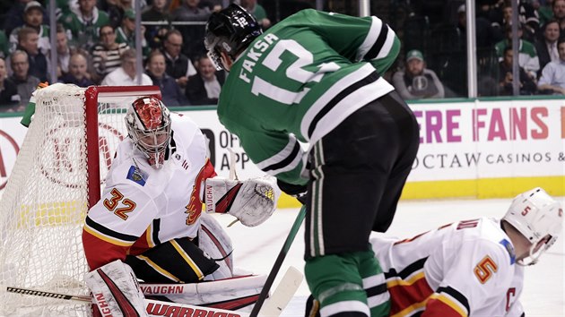 esk tonk ve slubch Dallasu Radek Faksa (zdy) zkou vyzrt na branke Calgary Jona Gilliese.