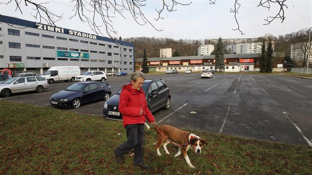 Zimn stadion v st nad Labem s parkovitm a star hala vedle nj.