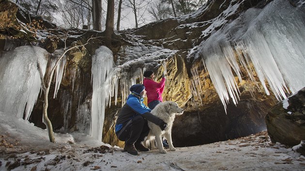 K bval tole Salka u Pasenice na Domalicku se sjdj turist, aby se podvali, jak mrz um kouzlit. (28. 2. 2018)