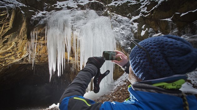 K bval tole Salka u Pasenice na Domalicku se sjdj turist, aby se podvali, jak mrz um kouzlit. (28. 2. 2018)