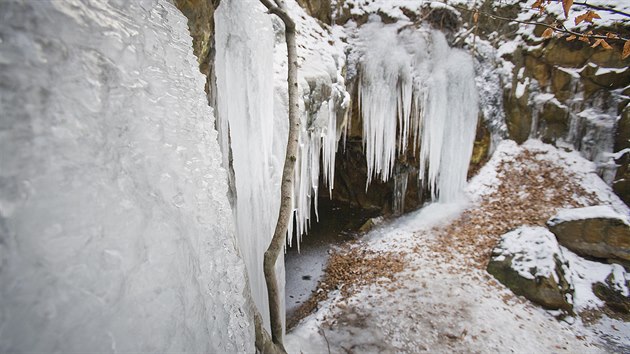 K bval tole Salka u Pasenice na Domalicku se sjdj turist, aby se podvali, jak mrz um kouzlit. (28. 2. 2018)