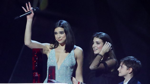 Zpěvačka Dua Lipa spolu se svými sourozenci přebírá cenu pro nejlepší britské album roku v rámci udílení Brit Awards v londýnské O2 areně 21. února 2018.