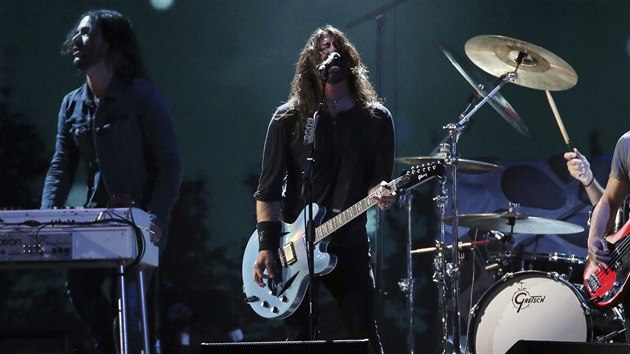 Kapela Foo Fighters hraje v rmci udlen Brit Awards v londnsk O2 aren 21. nora 2018.