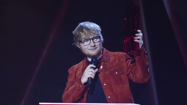 Ed Sheeran s cenou Global Success Award na Brit Awards v londýnské O2 areně (21. února 2018)