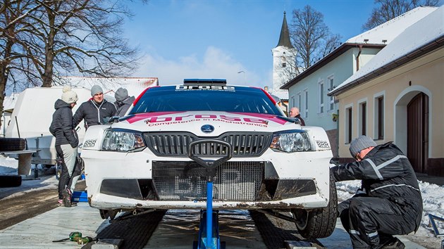Nmeck posdka Dominik Dinkel a Christina Kohlov testovala rallyov specil koda Fabia R5 u Sobnova na eskokrumlovsku. (19. nora 2018)