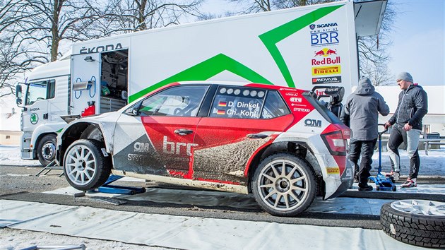 Německá posádka Dominik Dinkel a Christina Kohlová testovala rallyový speciál Škoda Fabia R5 u Soběnova na Českokrumlovsku. (19. února 2018)