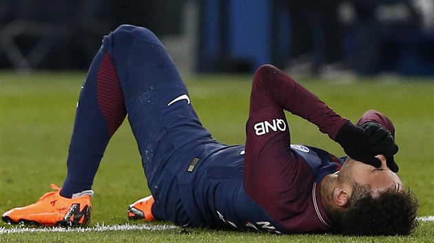 NA ZEMI V BOLESTECH. Fotbalista Neymar z PSG se v utkn francouzsk ligy proti Marseille zranil.