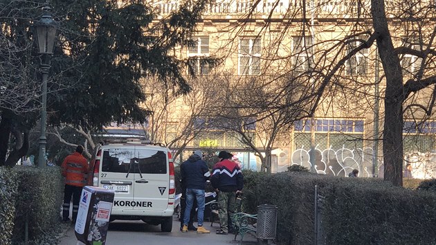 V parku za kostelem sv. Jindicha a sv. Kunhuty v Jindisk ulici vyetuj policist nlez mrtvho lovka (21.2.2018