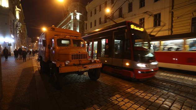 Prasklá kolejnice zkomplikovala tramvajovou dopravu v centru Prahy, linky jezdí odklonem. (23. února 2018)