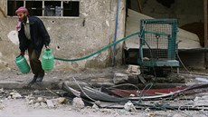 Rozbombardované ulice msta Dúmá nedaleko Damaku (25. února 2018)