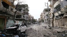 Rozbombardované ulice města Dúmá nedaleko Damašku (25. února 2018)