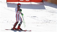 Zklamaný Marcel Hirscher krátce poté, co nezvládl první kolo olympijského...