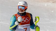 André Myhrer spokojen� gestikuluje v cíli olympijského slalomu.