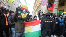 K praskému soudu, kde se má rozhodovat o osudu pedáka syrských Kurd Sáliha Muslima, se sjeli demonstranti.