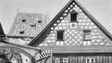 Tvrz v Pomezné na Chebsku je na historickém snímku vidět za hrázděnkou.