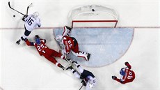 Závar před českou brankou obstarává americký hokejisty Donato