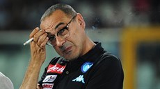 S OBLÍBENOU CIGARETOU. Maurizio Sarri, trenér fotbalové Neapole, si během...