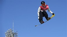 Belgický snowboardista Seppe Smits b�hem kvalifikace big airu.