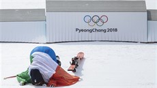 PUSU. Italka Sofia Goggiaová líbá sníh po vítzství v olympijském sjezdu.