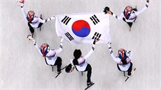 Korejské rychlobruslaky slaví zlato ze tafety 3000 m v short tracku.