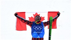 Zlatý medailista Brady Leman z Kanady si náramně užívá vítězství ve skikrosu.