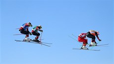 Finálová jízda skikrosu, zprava: Marc Bischofberger ze výcarska, Sergej Ridzik...