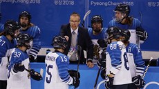 Trenér Finska dává jasné instrukce svým hrákám v boji o bronz na olympiád v...
