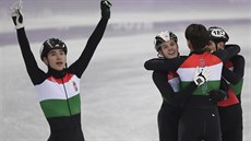 Radost maarských rychlobrusla po triumfu v shorttrackové tafet.