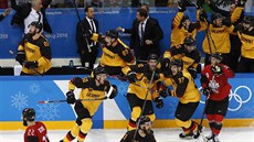 Němečtí hokejisté slaví šokující výhru nad Kanadou v semifinále olympijského...