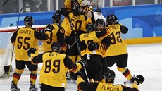 Němečtí hokejisté slaví překvapivou výhru nad Kanadou v semifinále olympijského...