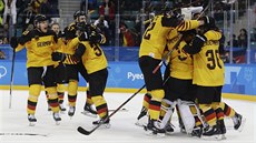 Nmetí hokejisté slaví pekvapivou výhru nad Kanadou v semifinále olympijského...