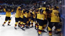 Němečtí hokejisté slaví překvapivou výhru nad Kanadou v semifinále olympijského...