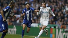 Gareth Bale z Realu Madrid uniká obráncům Alavés.