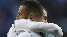 Gareth Bale s Karimem Benzemou oslavují branku Realu Madrid.