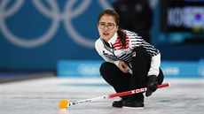 Jihokorejská curlerka Kim Seon-yeong hodnotí, kam dojede její kámen.