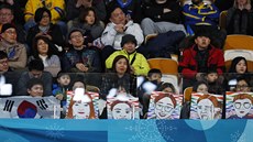 Jihokorejtí fanouci dorazili na finále curlingového turnaje tým vyzbrojeni...