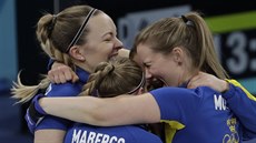 EUFORIE. Švédské curlerky slaví zisk zlatých olympijských medailí ze soutěže...