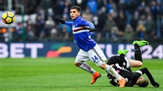 Lucas Torreira (v modrém) ze Sampdorie vyhrál souboj o mí s eským fotbalistou...