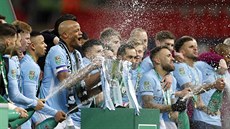 Manchester City oslavuje vítězství v Ligovém poháru. Ve finále porazili Arsenal