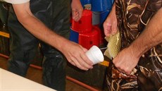 A takto se mlí�í z ryby, v tomhle p�ípad� z lososa, vydobývá.