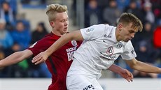 Mladý spar�anský úto�ník Václav Drchal (vlevo) bojuj o mí� s Tomá�em B�e�kou ze...