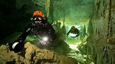Potápi pi mení nejdelího podvodního jeskynního systému Sac Actun u...