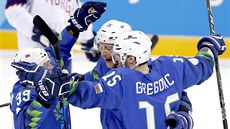 Slovinský centr Jan Urbas (uprost�ed) slaví branku v olympijském utkání s...