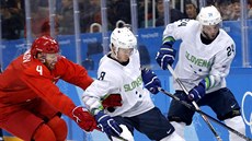 Slovinský hokejista iga Jegli (uprosted) v olympijském utkání proti Rusku....