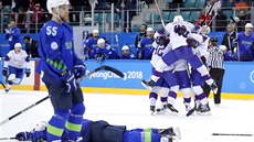POSTUP. Norští hokejisté se radují z vítězství v olympijském utkání se...