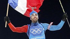 ZLATO. Francouzský biatlonista Martin Fourcade v cíli olympijského závodu ve...