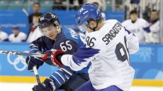 Finský hokejista Sakari Manninen v souboji s Korejcem Shinem Sangwooem. (20....