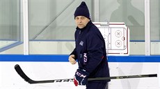 Trenér Josef Janda pi tvrtením tréninku eských hokejist v Kangnungu. (22....